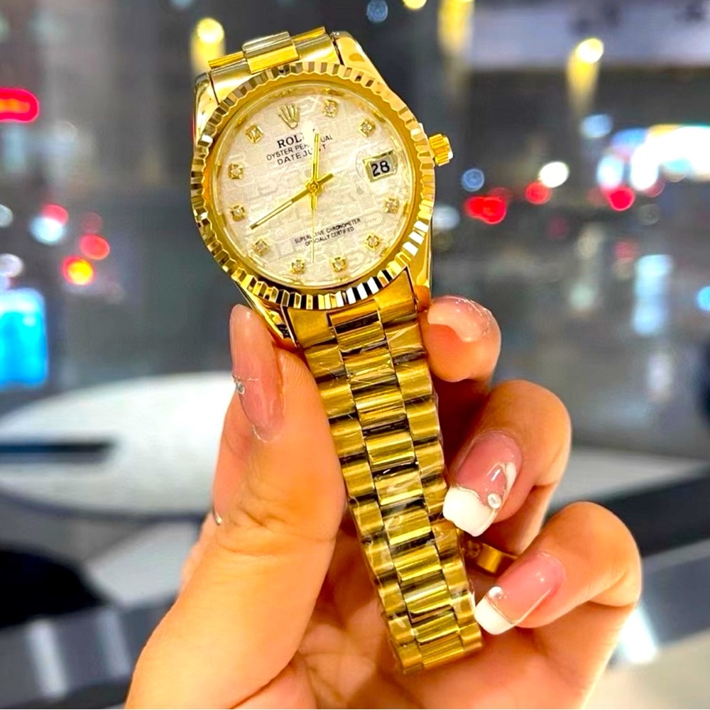 New women’s gold fashion watch